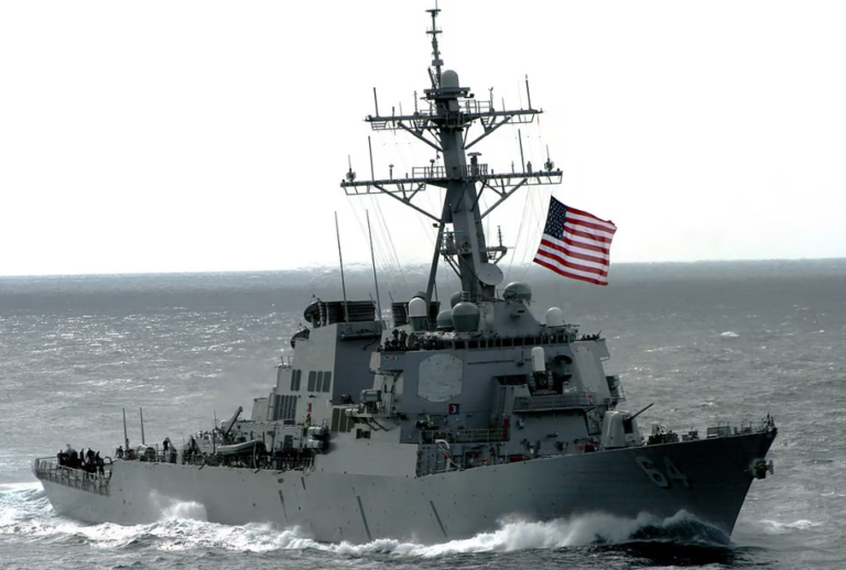 Ataques no Mar Vermelho: Navio de Guerra Americano e Barcos Comerciais Alvejados em Meio à Crise Israel-Hamas