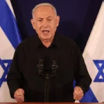 Primeiro-ministro de Israel, Benjamin Netanyahu, durante coletiva de imprensa em uma base militar de Tel Aviv, em 28 de outubro de 2023 [Abir Sultan/AFP via Getty Images]