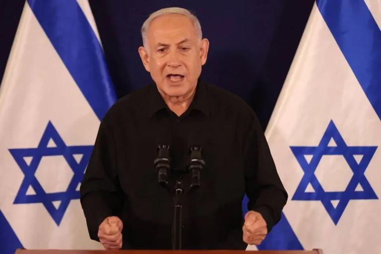 Primeiro-ministro de Israel, Benjamin Netanyahu, durante coletiva de imprensa em uma base militar de Tel Aviv, em 28 de outubro de 2023 [Abir Sultan/AFP via Getty Images]