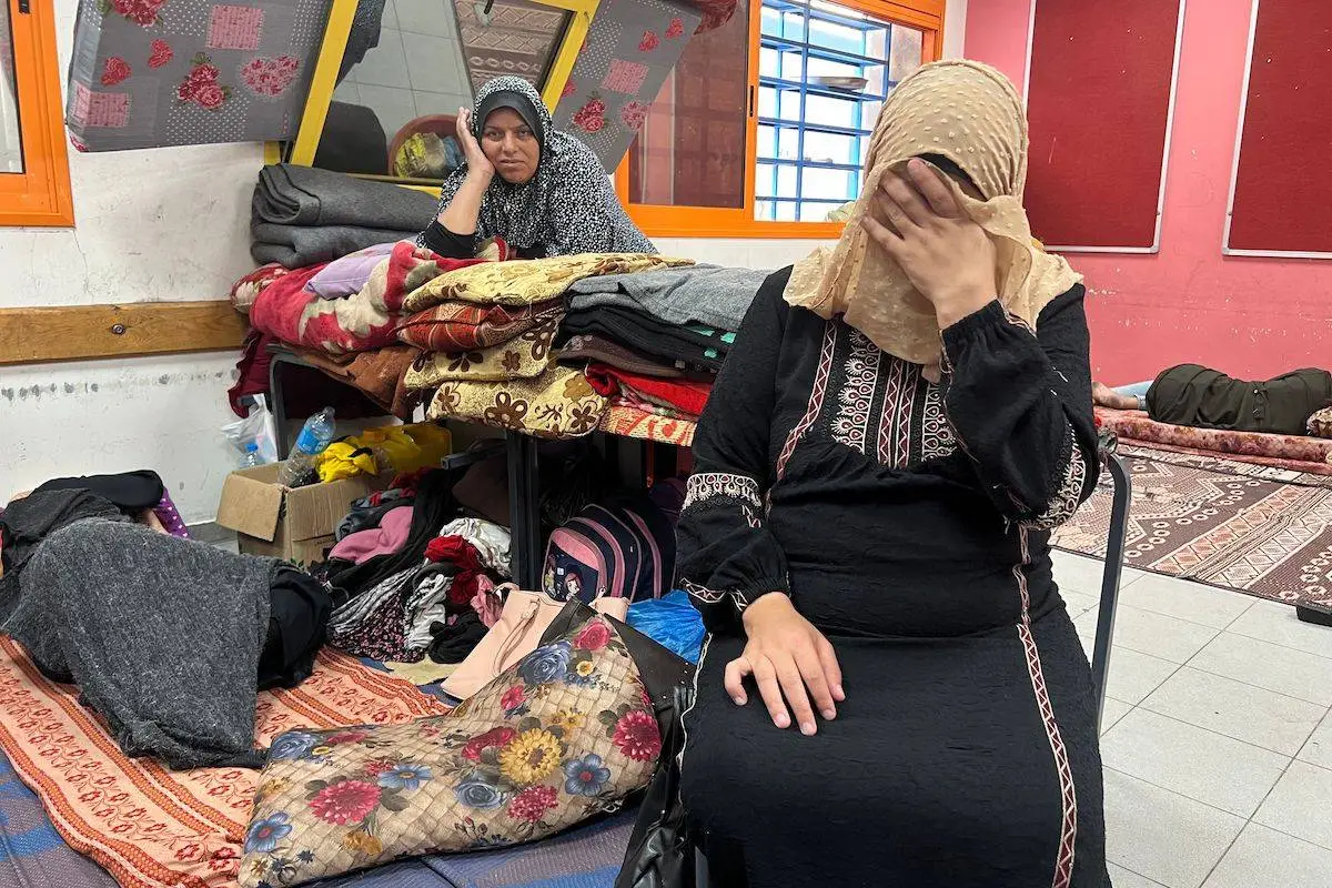 Mulheres palestinas em uma escola das Nações Unidas em Rafah, no sul de Gaza, em 10 de novembro de 2023 [Mai Yaghi/AFP via Getty Images]