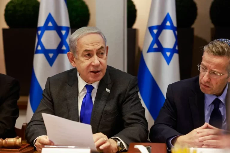 Primeiro-ministro de Israel, Benjamin Netanyahu, durante reunião de seu gabinete em Tel Aviv, em 17 de dezembro de 2023 [Menahem Kahana/AFP]