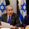 Primeiro-ministro de Israel, Benjamin Netanyahu, durante reunião de seu gabinete em Tel Aviv, em 17 de dezembro de 2023 [Menahem Kahana/AFP]