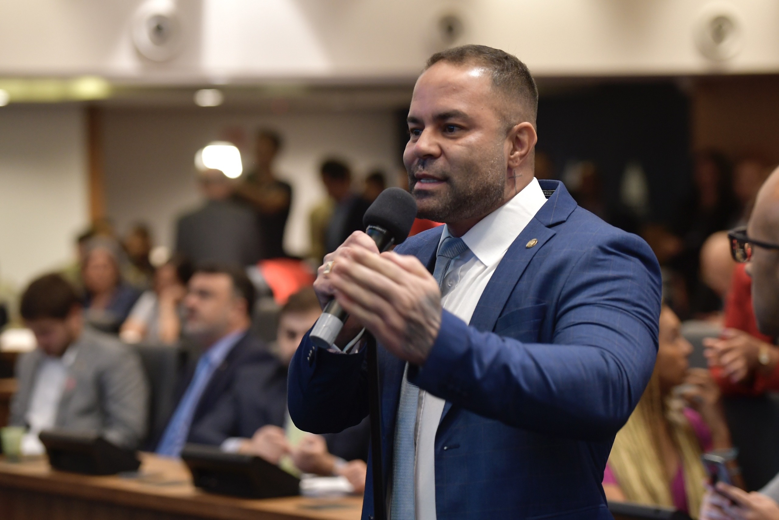 Deputado Poubel quer incentivar a utilização de veículos que não usam combustíveis fósseis