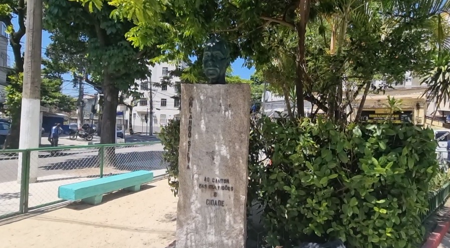 O busto de Orlando Silva agora foi feito em resina para evitar o furto – Prefeitura do Rio
