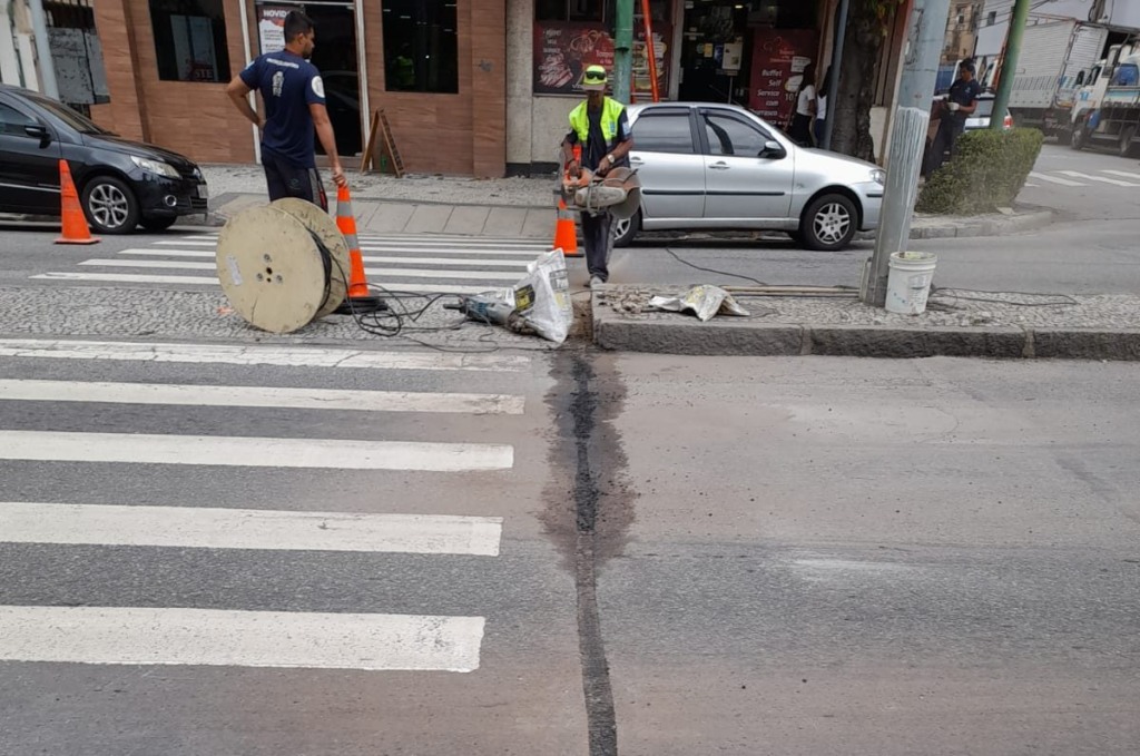 Funcionários instalam sinal de trânsito – Prefeitura do Rio
