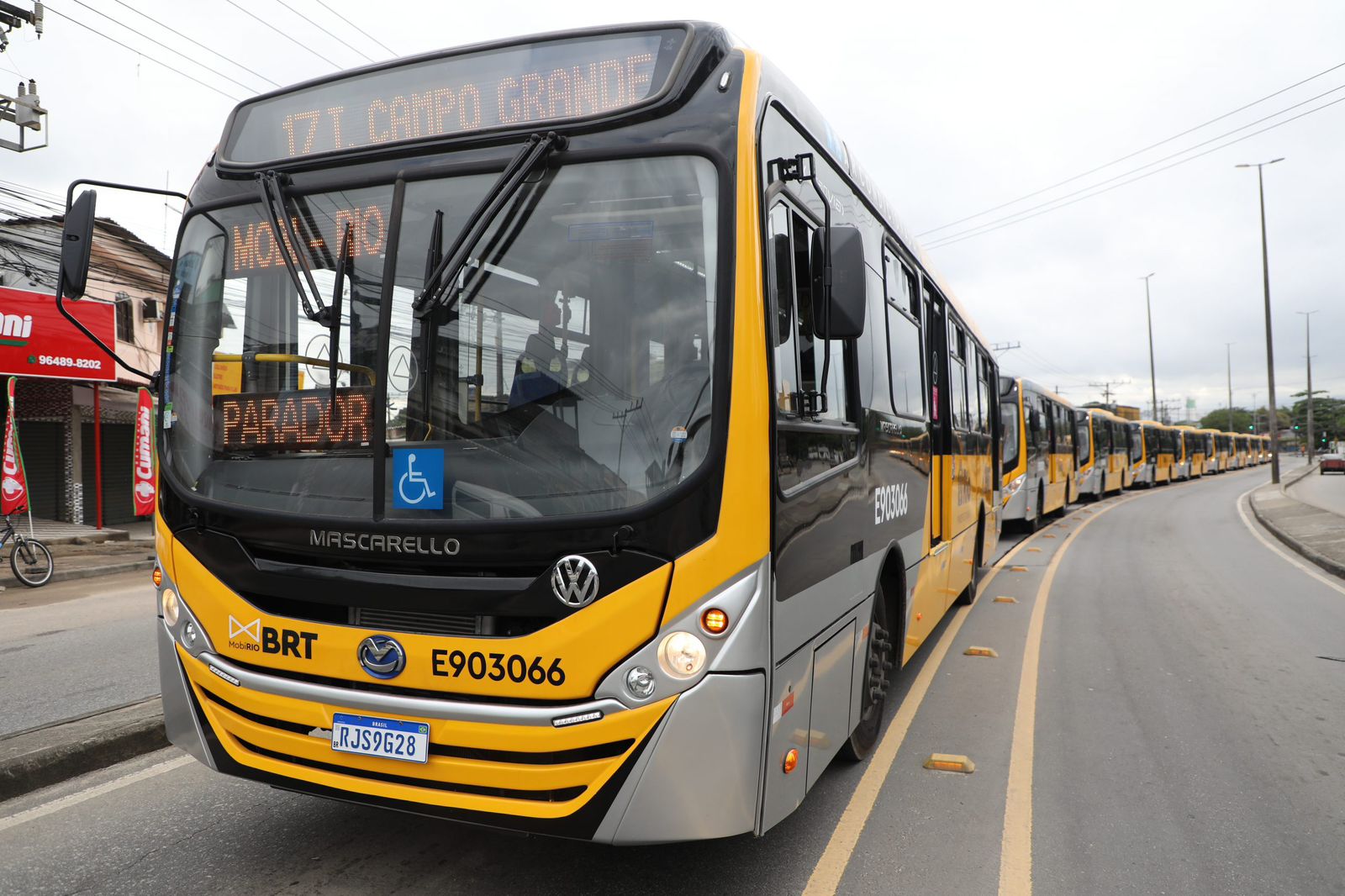 A Prefeitura do Rio de Janeiro comprou 85 novos ônibus BRT por R$ 122 milhões, gerando economia de R$ 26 milhões aos cofres do município. Os veículos, com capacidade para 80 passageiros, serão entregues entre maio e julho de 2024.