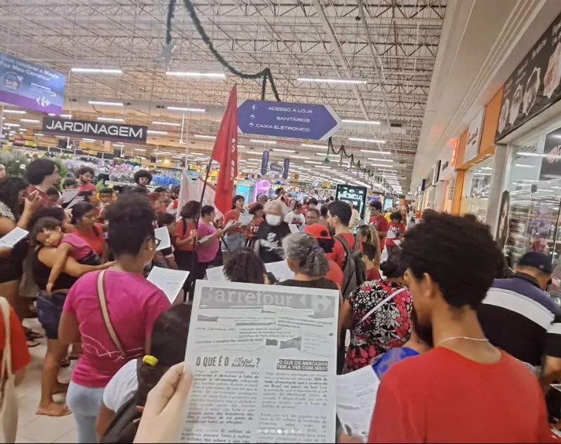 Movimento ocupa rede de supermercados Carrefour por um ‘Natal sem fome’