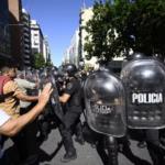 Polícia de choque em confronto com manifestantes em Buenos Aires, na Argentina - Foto: Luis Robayo/AFP