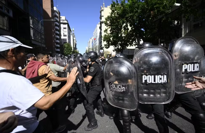 Polícia de choque em confronto com manifestantes em Buenos Aires, na Argentina - Foto: Luis Robayo/AFP