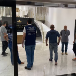 Decon e Vigilância Sanitária realizam operação em clínica de estética em shopping da Barra da Tijuca — Foto: Divulgação