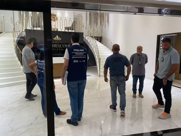 Decon e Vigilância Sanitária realizam operação em clínica de estética em shopping da Barra da Tijuca — Foto: Divulgação