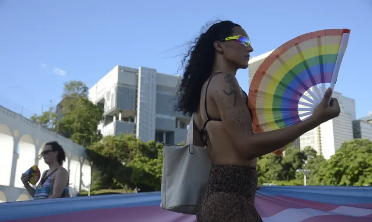 Parada LGBTQIAP+ no Rio reivindica o direito de “ser você mesmo”