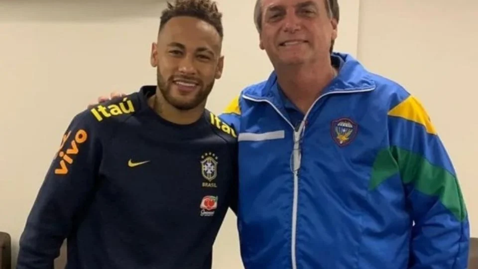 Neymar posa ao lado de Bolsonaro, acusado de propagar Fake News - Foto: Reprodução