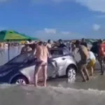 Carros atolados e sendo "engolidos" pelo mar na Praia do Atalaia, em Salinas (PA), já viraram rotina no verão. Banhistas insistem em entrar na faixa de areia com seus veículos, apesar dos riscos.