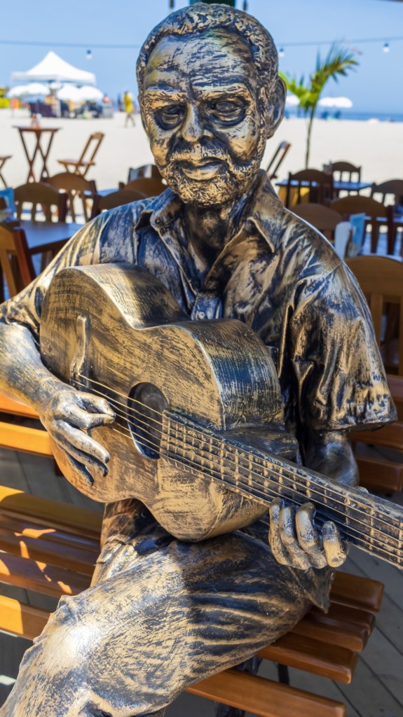 Estátua de Gilberto Gil é inaugurada em Copacabana, homenagem à música brasileira