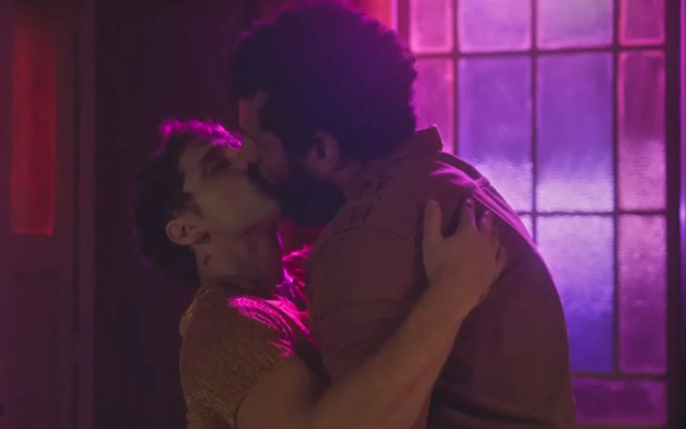 Kelvin (Diego Martins) e Ramiro (Amaury Lorenzo) deram beijão nesta terça (12) em Terra e Paixão ... - Leia mais em https://noticiasdatv.uol.com.br/noticia/novelas/terra-e-paixao-exibe-beijao-de-kelvin-e-ramiro-e-ganha-elogio-de-atriz-censurada-112834?cpid=txt