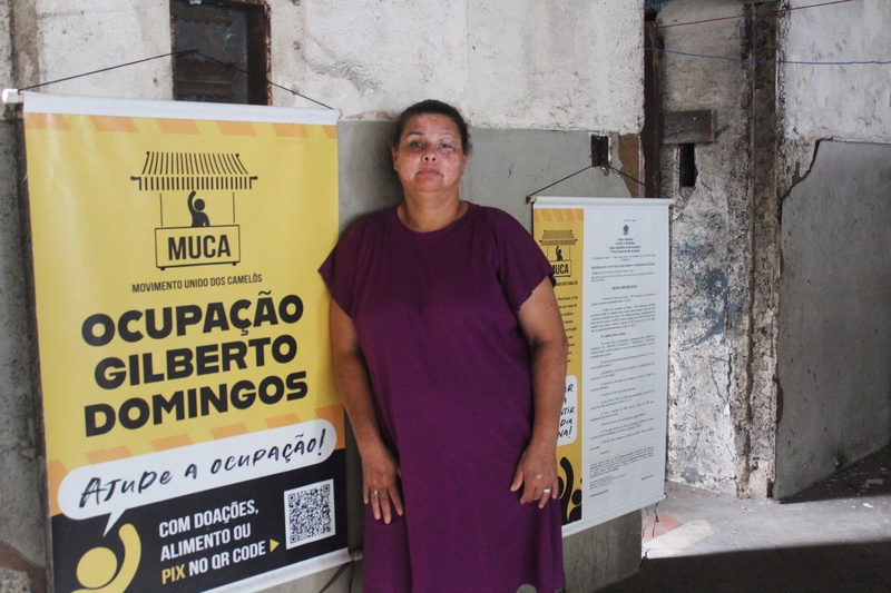 Maria dos Camelôs dentro do saguão do prédio do INSS / Jaqueline Deister/ Brasil de Fato

