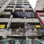 Prédio do Instituto Nacional do Seguro Social (INSS) não cumpre função social e está abandonado há 30 anos no bairro da Lapa - Jaqueline Deister/ Brasil de Fato