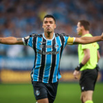 Grêmio derrota o Vasco na Arena e volta ao G4 no Brasileirão