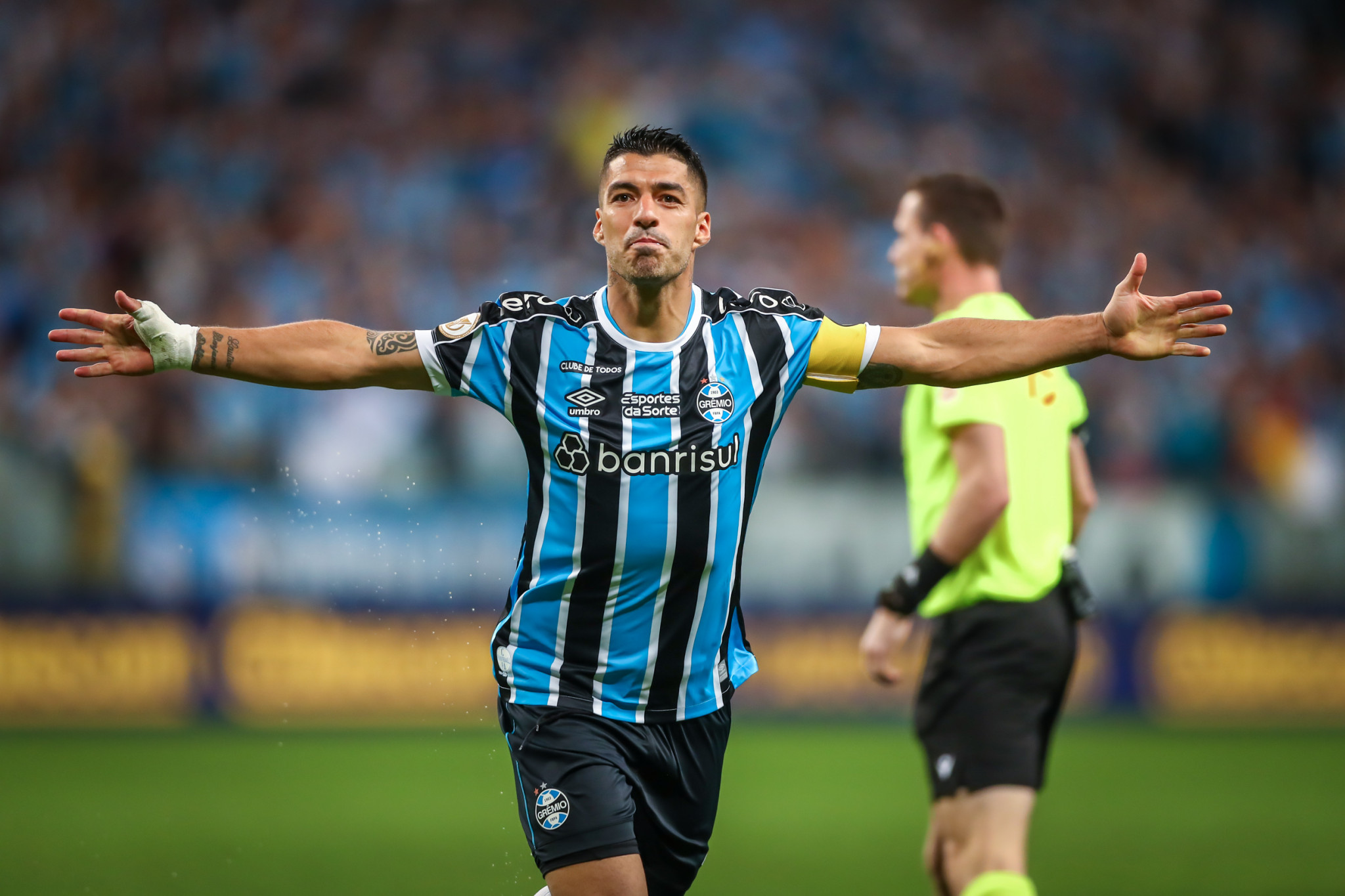 Grêmio derrota o Vasco na Arena e volta ao G4 no Brasileirão