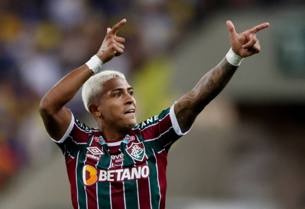  Jornalista do UOL Acusa Jogador do Fluminense de Comemorar Gols com Gesto Ligado ao Tráfico
