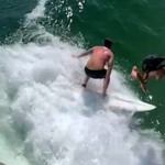 Surfista é atingido por banhista que pulava do Leme