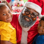 Crianças recebem tradicional visita de Papais Noéis negros em comunidades do Rio