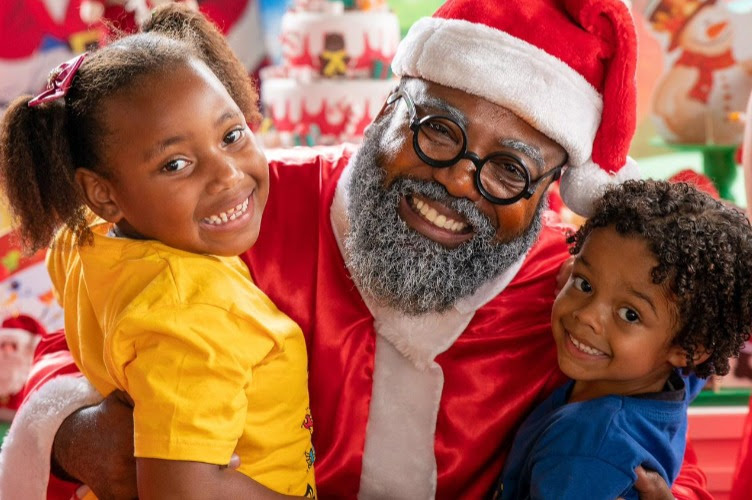 Crianças recebem tradicional visita de Papais Noéis negros em comunidades do Rio