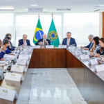 Presidente Lula durante reunião com ministros e outros integrantes do governo: novas políticas públicas de assistência aos indígenas - Foto: Ricardo Stuckert / PR