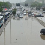 Forte chuva alaga vias importantes no Rio de Janeiro, como a avenida Brasil. Foto: Fausto Maia/Thenews2/Folhapress