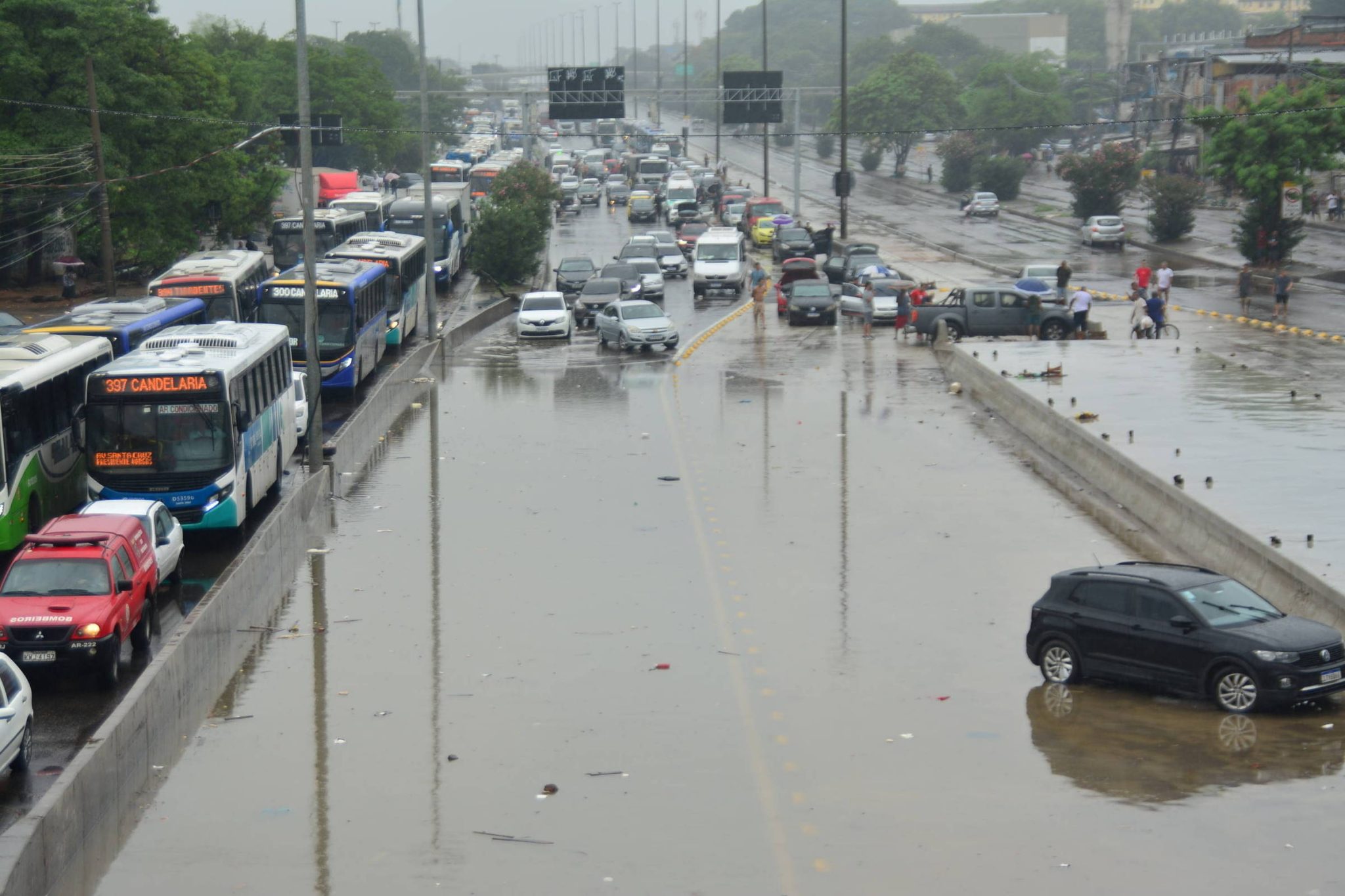 Forte chuva alaga vias importantes no Rio de Janeiro, como a avenida Brasil. Foto: Fausto Maia/Thenews2/Folhapress