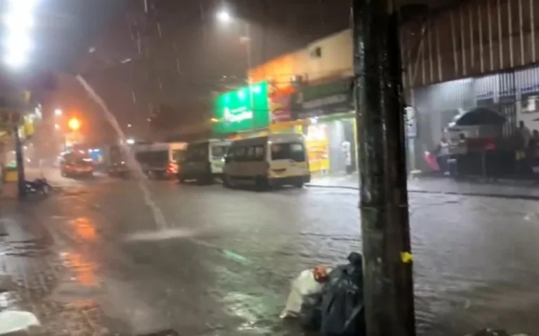 Chuva forte em bairros da Zona Oeste do Rio de Janeiro, na noite desta quarta-feira, 3, causou estragos e gerou muitos transtornos - Reprodução/Redes sociais