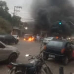 Manifestantes queimaram pneus na Avenida Joaquim da Costa Lima Reprodução