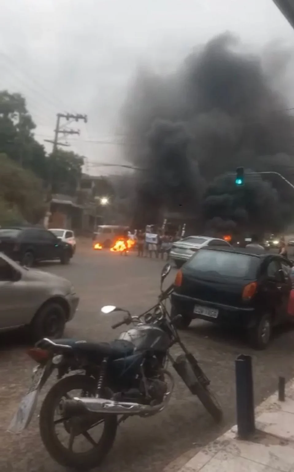 Manifestantes queimaram pneus na Avenida Joaquim da Costa Lima Reprodução