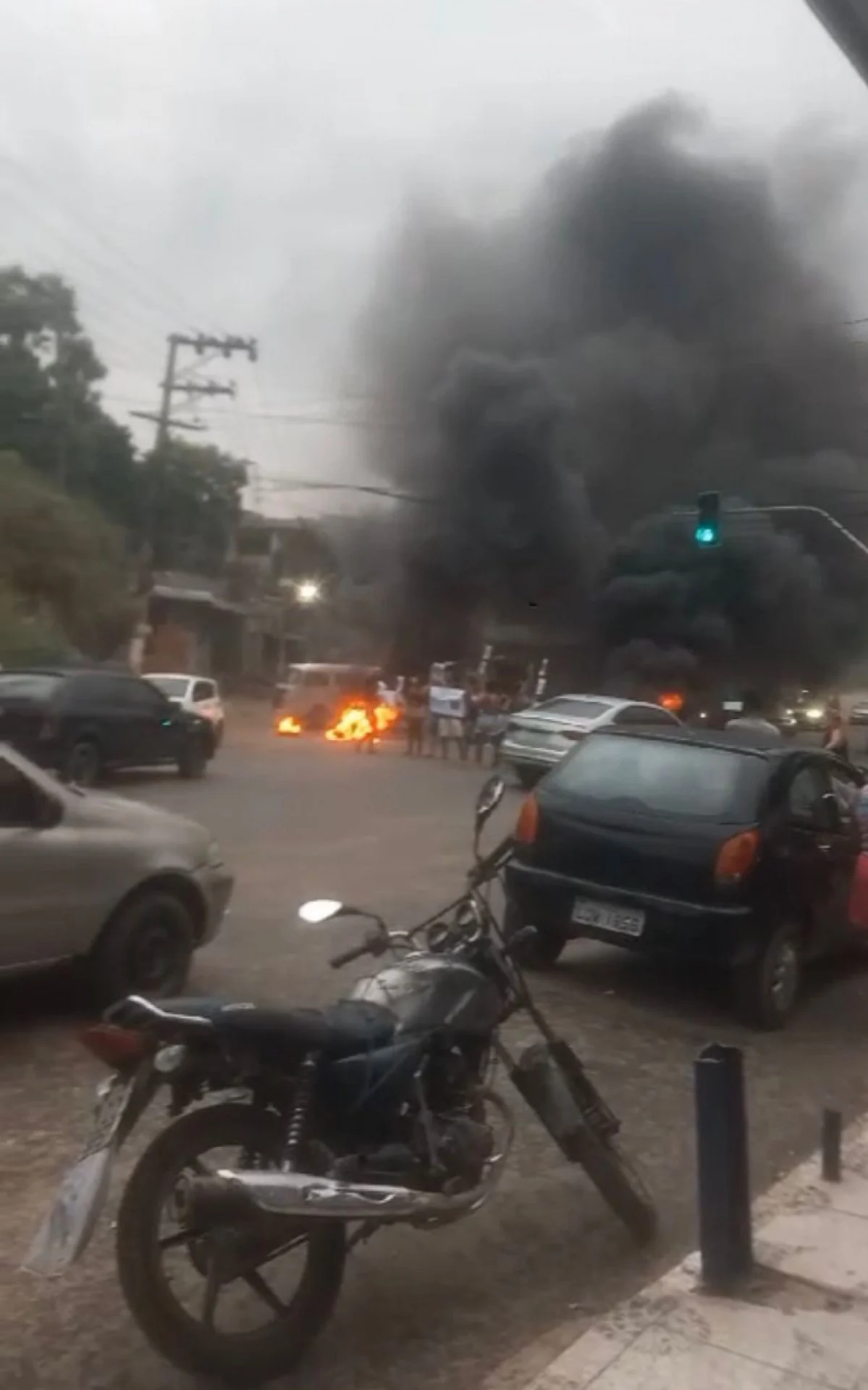 Manifestantes queimaram pneus na Avenida Joaquim da Costa Lima Reprodução