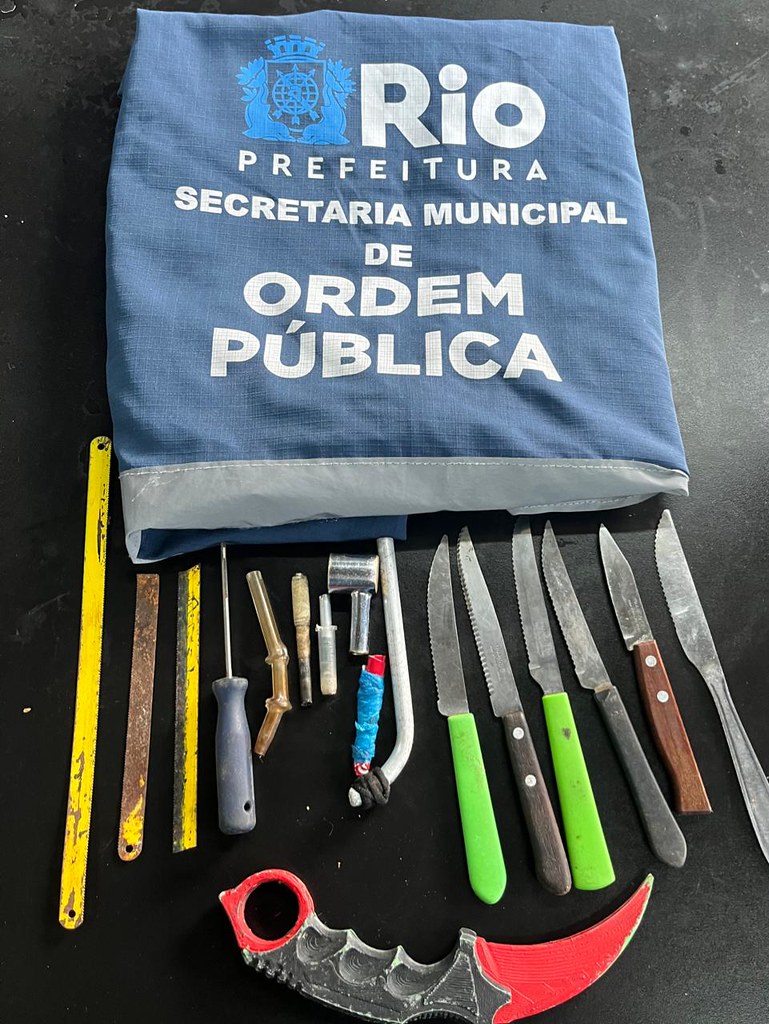 Agentes da SEOP e GM-Rio apreenderam 260 garrafas de vidro e 13 facas e objetos perfurocortantes durante os blocos de Rua neste fim de semana