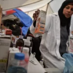 A médica Fida Atiyya al-Girshalli presta serviço médico para os palestinos que vivem em tendas depois de serem deslocados da cidade de Shujaiyye para Rafah, enquanto tentam continuar suas vidas sob condições adversas em meio a ataques israelenses em Rafah, Gaza, em 09 de janeiro de 2024 [Abed Zagout/Anadolu Agency]