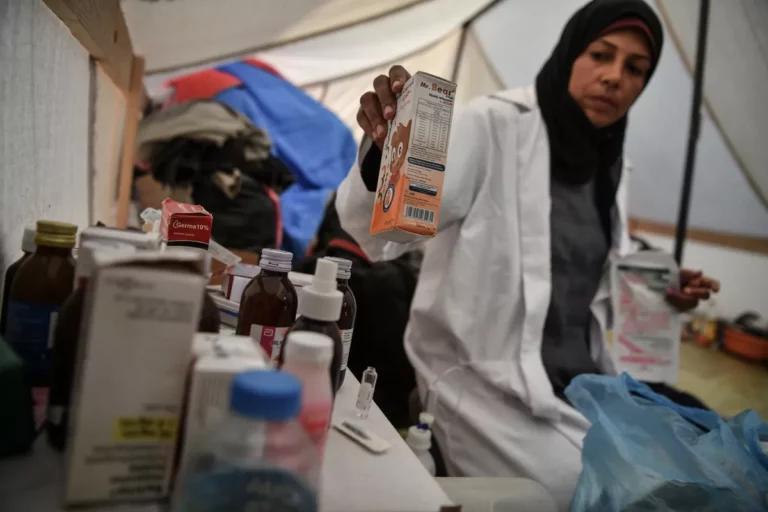 A médica Fida Atiyya al-Girshalli presta serviço médico para os palestinos que vivem em tendas depois de serem deslocados da cidade de Shujaiyye para Rafah, enquanto tentam continuar suas vidas sob condições adversas em meio a ataques israelenses em Rafah, Gaza, em 09 de janeiro de 2024 [Abed Zagout/Anadolu Agency]