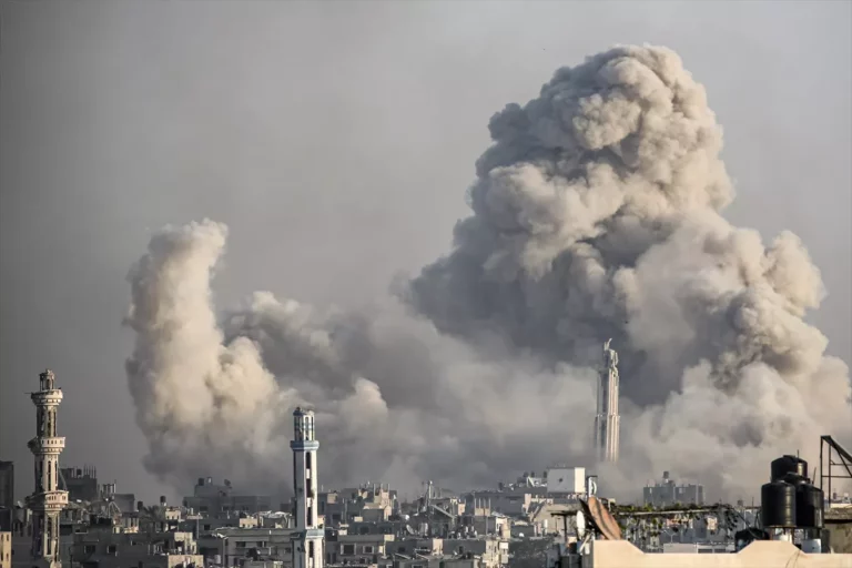 Bombardeios israelenses a áreas residenciais de Khan Yunis, no sul de Gaza, 17 de janeiro de 2024 [Jehad Alshrafi/Agência Anadolu]