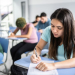 A redução da evasão e o incentivo à conclusão do ensino médio são fatores centrais para garantir o acesso dos jovens a melhores condições de formação profissional e emprego. Foto: Getty Images