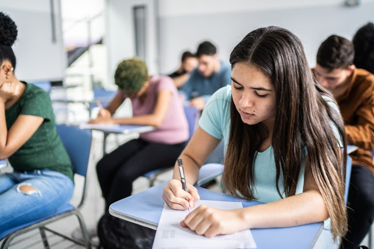 A redução da evasão e o incentivo à conclusão do ensino médio são fatores centrais para garantir o acesso dos jovens a melhores condições de formação profissional e emprego. Foto: Getty Images