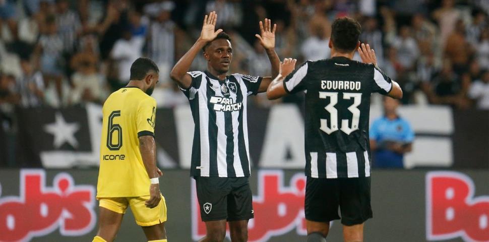 Jeffinho comemora com Eduardo o gol do triunfo do Alvinegro (Crédito: Vitor Silva/SAF Botafogo)