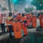 Equipe de garis faz a limpeza em Copacabana - Divulgação / Comlurb