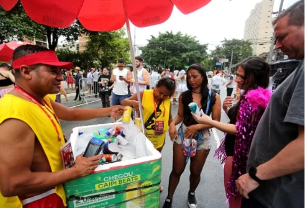 7 em cada 10 brasileiros levam celular para os blocos no carnaval