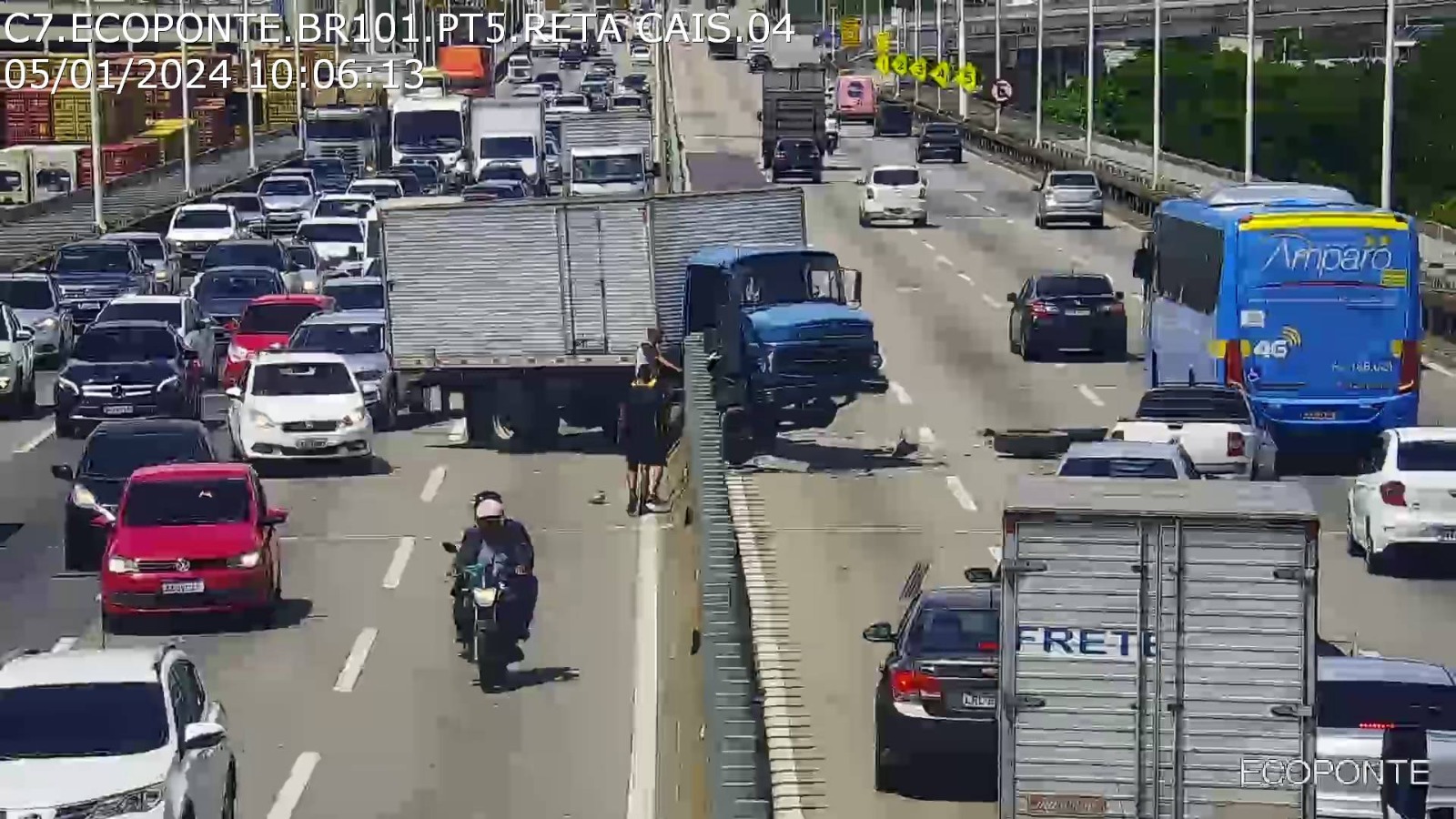 Acidente na Ponte Rio-Niterói interdita faixas