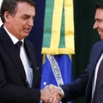 Jair Bolsonaro cumprimentando Alexandre Ramagem, chefe da Abin em seu governo. Reprodução