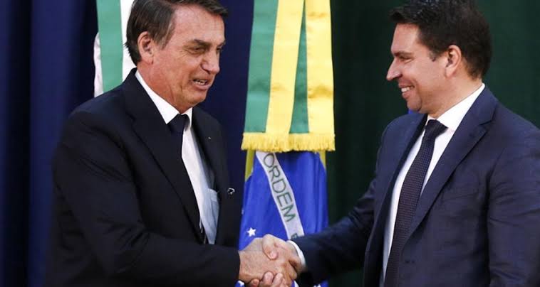 Jair Bolsonaro cumprimentando Alexandre Ramagem, chefe da Abin em seu governo. Reprodução