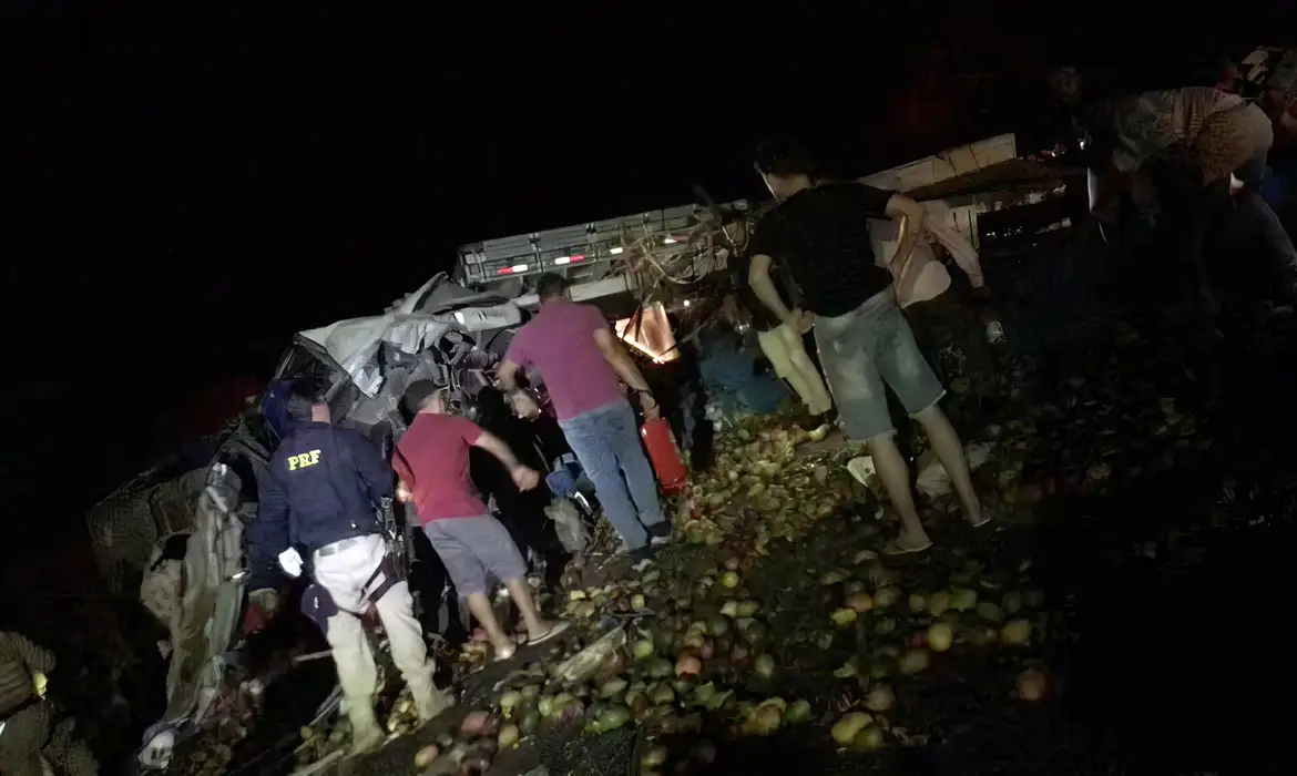 Acidente entre ônibus e caminhão deixa 25 mortos na Bahia