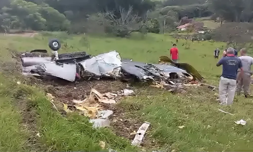 Avião cai em Itapeva (MG) e deixa sete mortos
