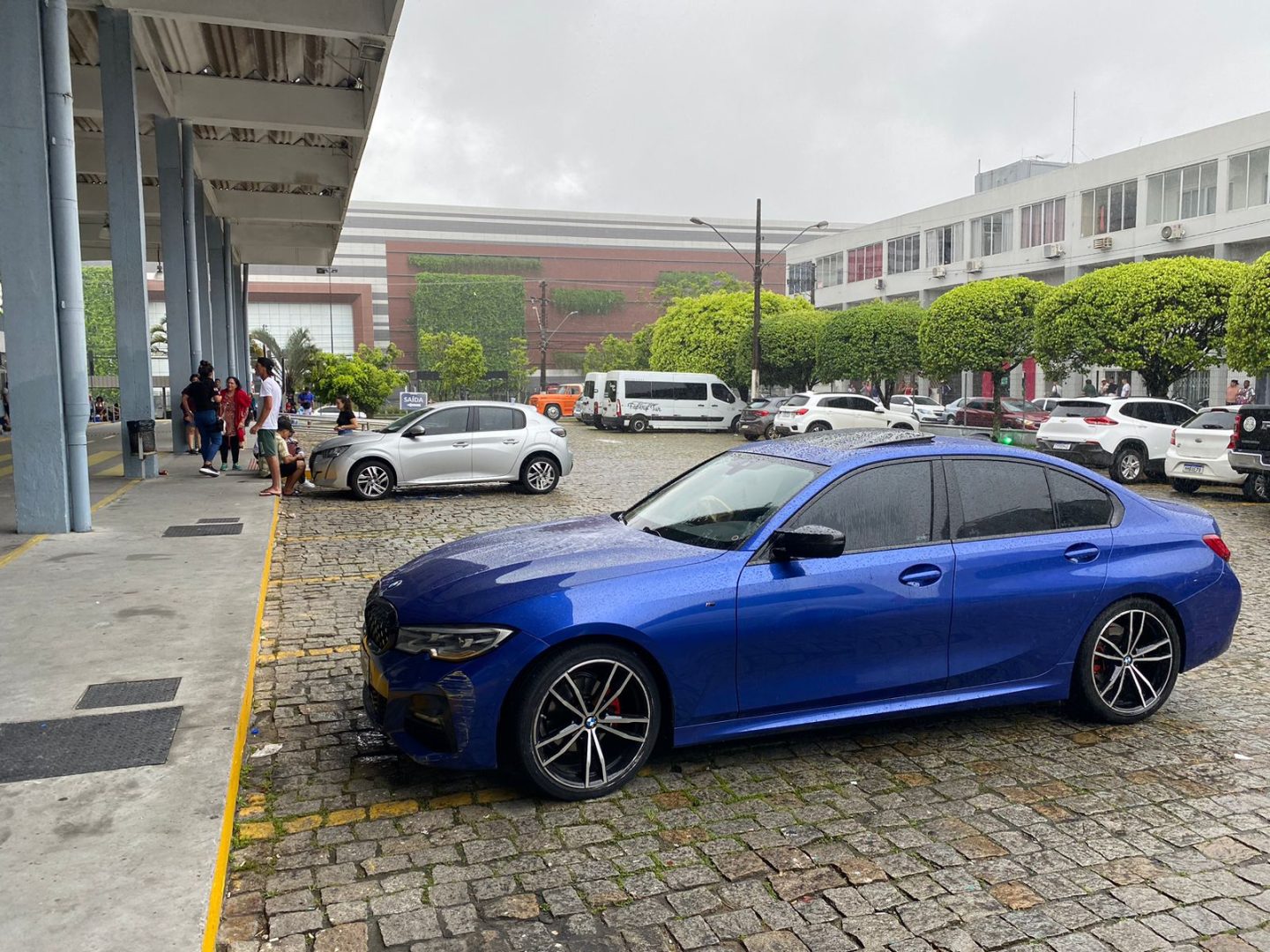 BMW onde os corpos dos jovens foram encontrados. (Foto: Reprodução)